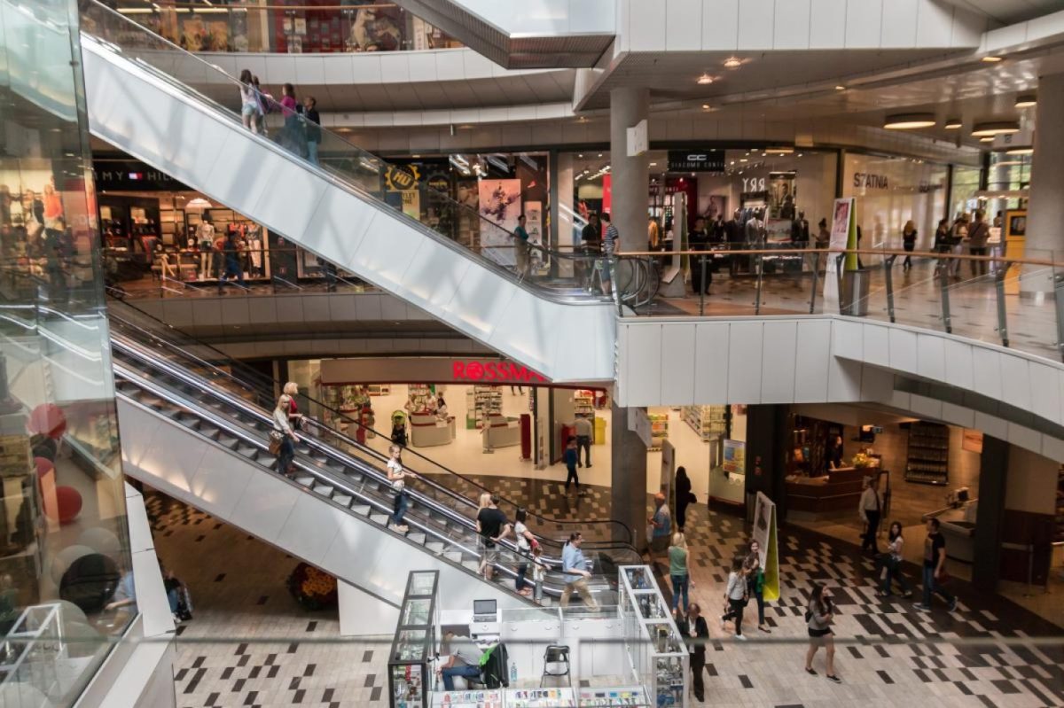 Românii lasă mai mulți bani la mall în 2024 față de 2023. Ce sume cheltuiesc