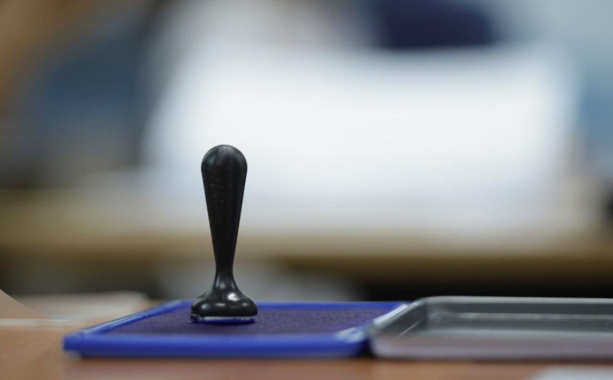 Detaliul pe care toți românii trebuie să-l știe astăzi: Unde se pune ștampila CORECT pe buletinele de vot