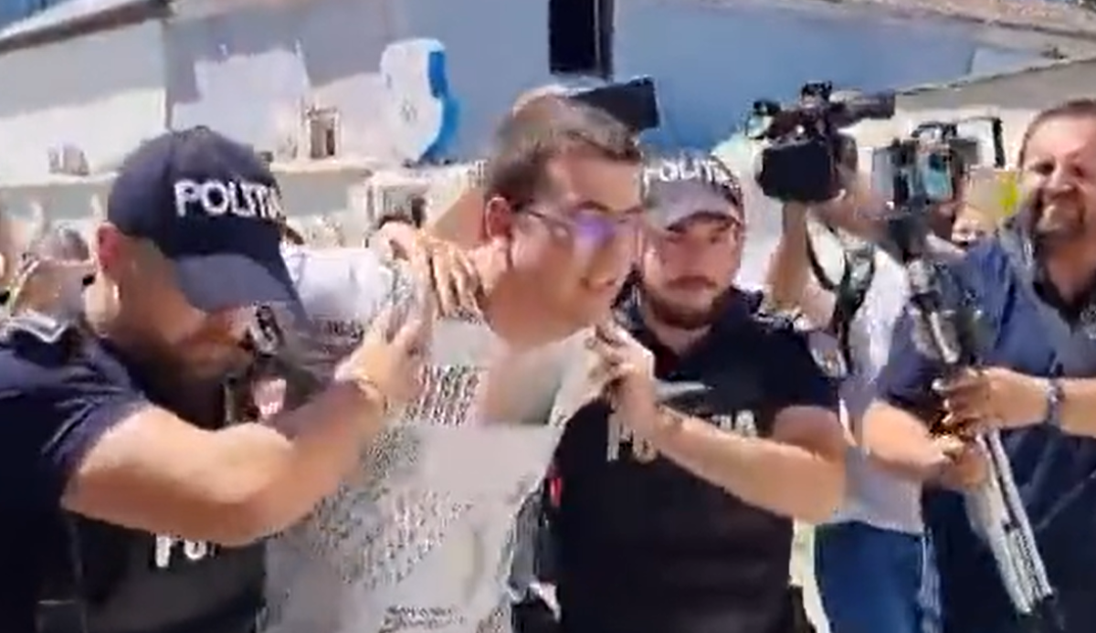 Dialog șocant între un reporter și studentul ce și-a incendiat profesorul: „Da, asta-i educația mea! Poți să-mi …”
