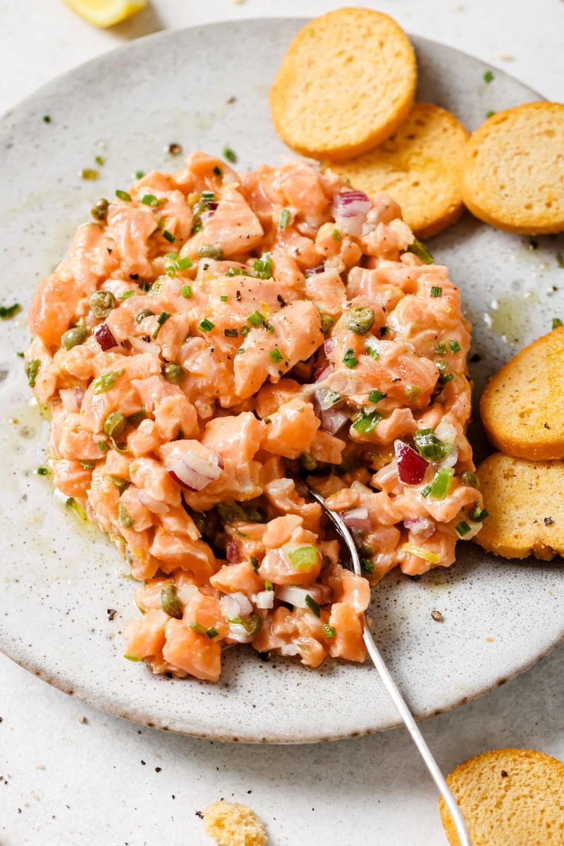 Cum să prepari cel mai delicios tartar de somon. O rețetă pe care o poți face în jumătate de oră, plină de gust și savoare
