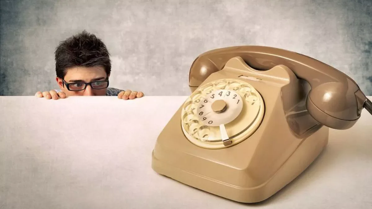 De ce le este oamenilor tot mai frică să răspundă la telefon. Motivele pentru care preferă mesajele