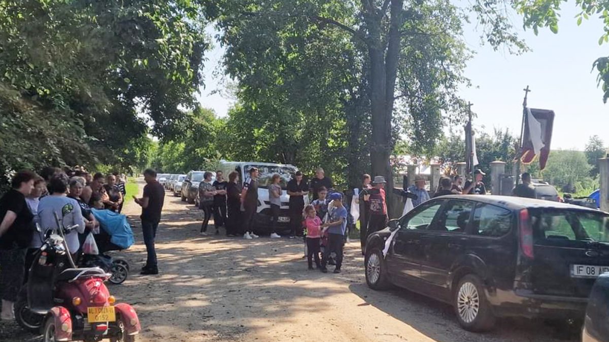 Durere fără margini la înmormântarea tinerilor morți în accidentul din Alexandru Ioan Cuza! Paul Ionașcu și Mihaela Bocan au fost conduși pe ultimul drum împreună – FOTO/VIDEO