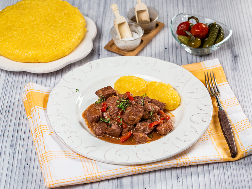 Cea mai delicioasă rețetă tradițională! Tochitura muntenească, un deliciu ce îi va cuceri pe toți de la masă