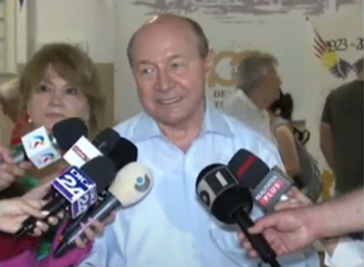 Trăian Băsescu, fostul președinte al României, a mers alături de soția sa, Maria, la vot. „Mă încurc în cinci bilete de vot?”