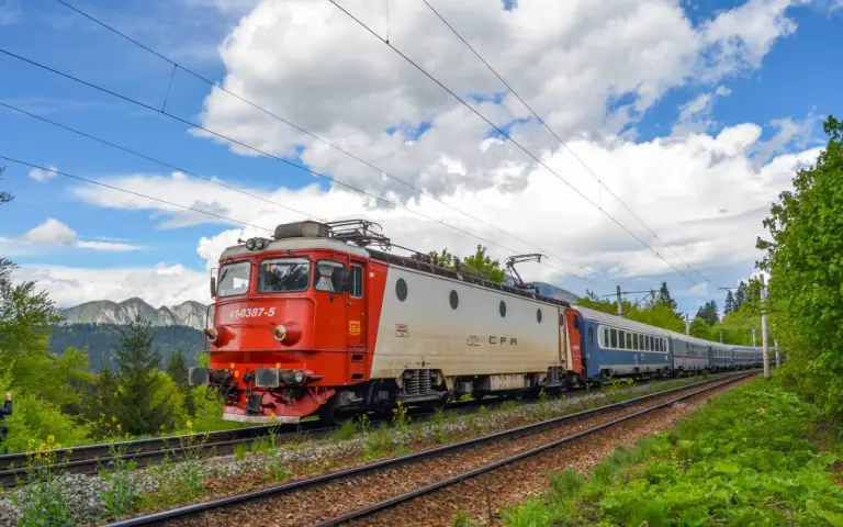 Viteza trenurilor va fi redusă în weekend în județele aflate sub Cod roșu și portocaliu