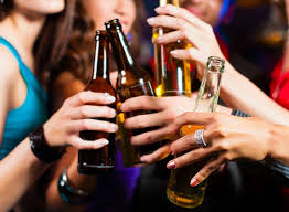 Şase indivizi au golit conturile unor turiști străini, în București, după ce i-au îmbătat. Pe unul din ei l-au sechestrat 5 zile