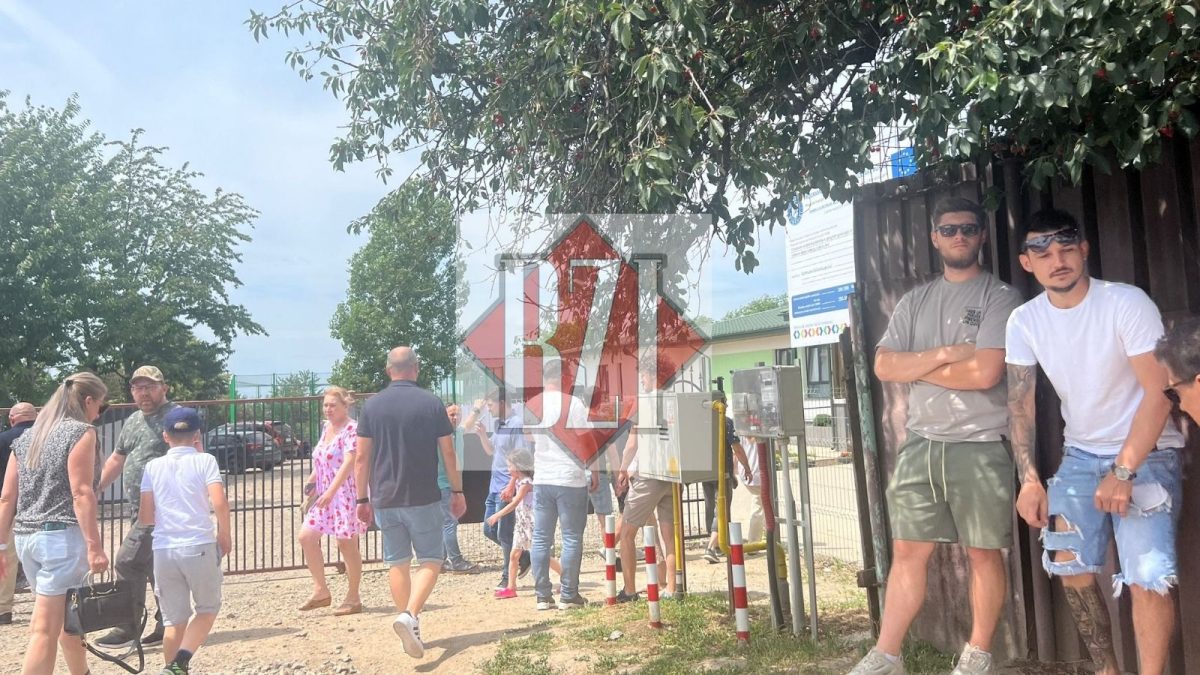 Alegătorii stau la coadă în Valea Lupului pentru a-și exprima votul. Străzile din apropierea secțiilor sunt aproape blocate – FOTO
