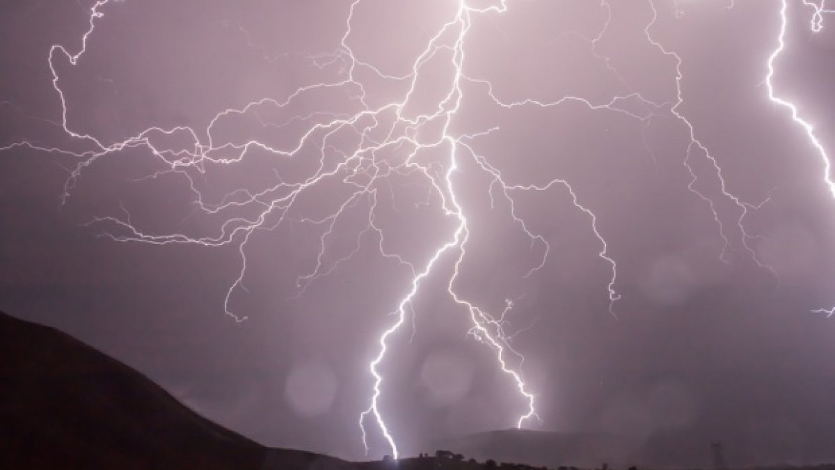 Alertă meteorologică! Cod galben de descărcări electrice, grindină de mici dimensiuni și intensificări ale vântului în județul Iași