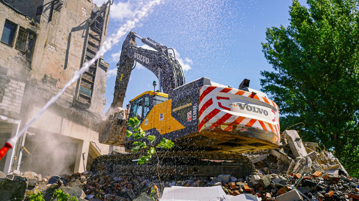 Dezmembrarea construcțiilor degradate de pe fosta platformă Carbochim se realizează prin procese sustenabile și cu utilaje de ultimă generație