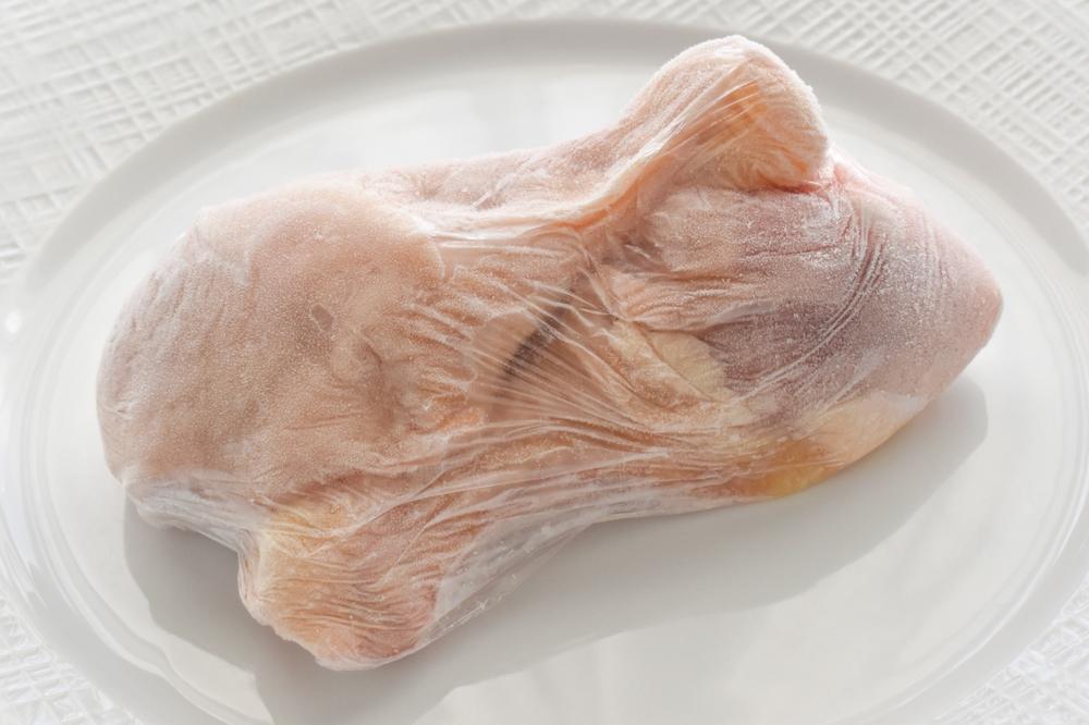 Toate gospodinele trebuie să știe asta! De ce să nu dezgheți niciodată carnea la temperatura camerei