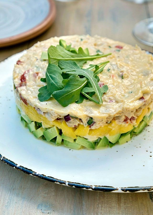 Salată exotică de pui cu mango și avocado. O poți prepara în mai puțin de 30 de minute!