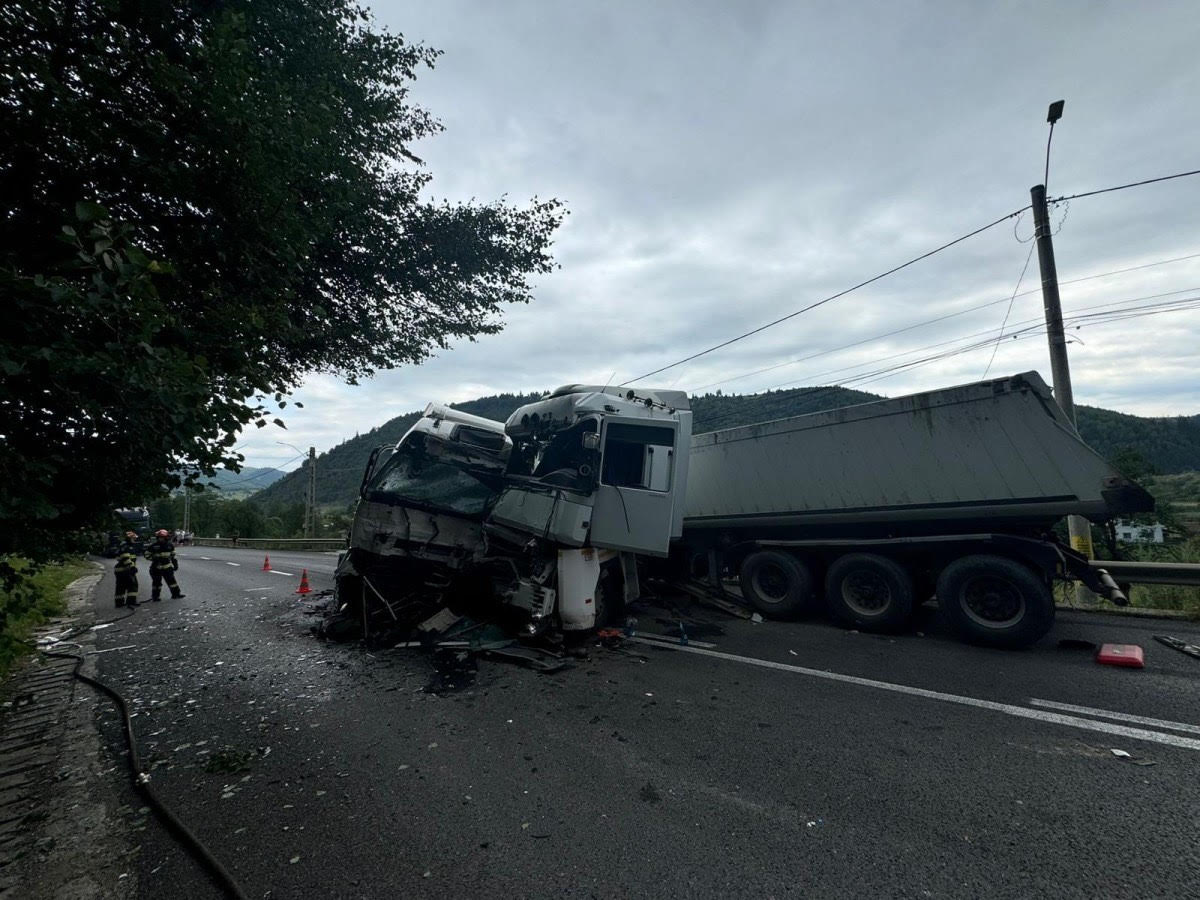 Accident rutier între două autotrenuri între Vama și Molid – FOTO