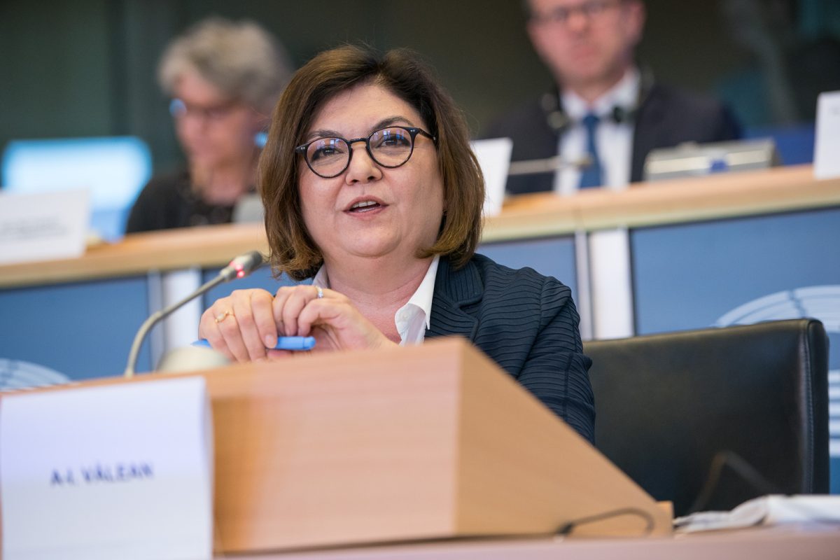 Comisarul european pentru transporturi, Adina Vălean, a demisionat pentru a prelua mandatul din Parlamentul European