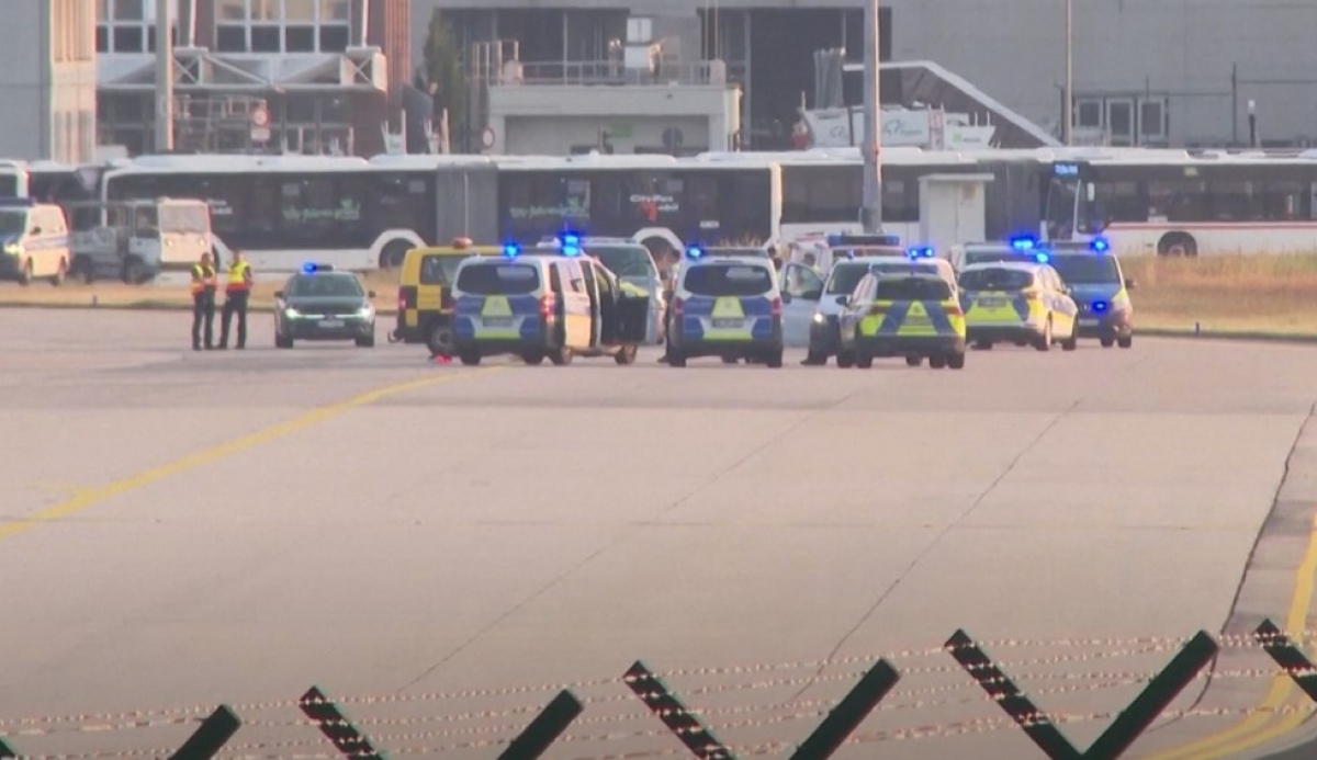 Aeroportul din Frankfurt a fost blocat temporar de un protest al activiștilor de mediu – VIDEO
