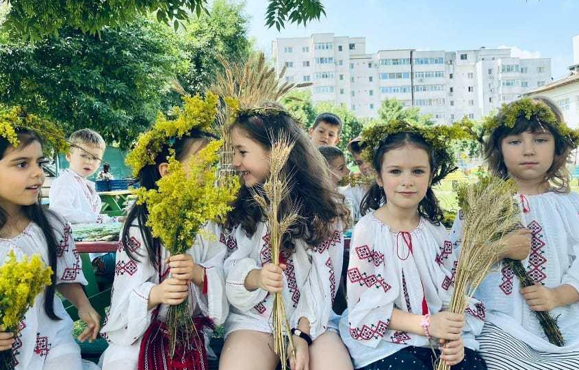 50 de preșcolari din Iași vor învăța despre tradițiile satului tradițional românesc într-un nou proiect de educație nonformală : „Tradiții și Obiceiuri la grădiniță”