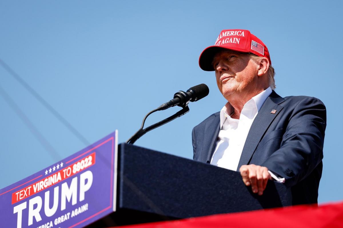 Donald Trump îl insultă pe Joe Biden, numindu-l „o grămadă bătrână”