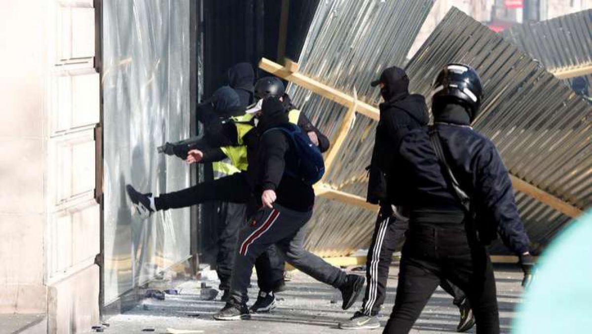 Franța se pregătește de alegeri. Comercianții se baricadează de teama unor manifestații violente – VIDEO
