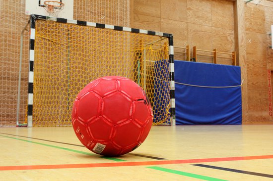 Cât durează un meci de handbal și cât ține o repriză