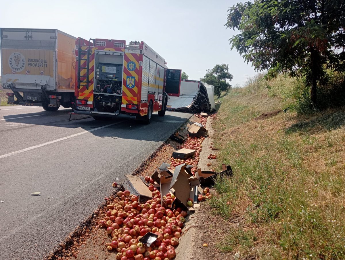 Un TIR plin cu mere s-a răsturnat la Strunga