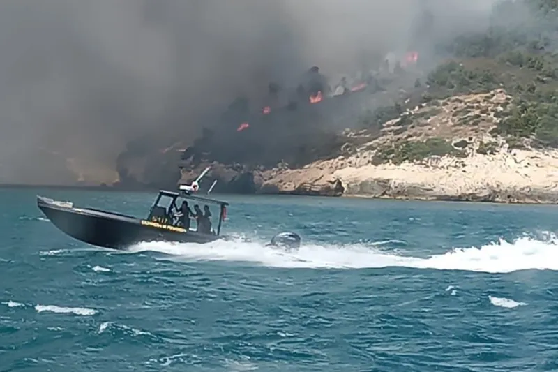 Incendiu de proporții în Italia. Sute de turiști au fost evacuați din calea flăcărilor
