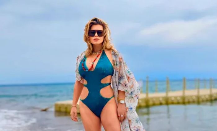 Loredana Groza a făcut furori, în costum de baie! La 54 de ani, vedeta arată senzațional! – FOTO