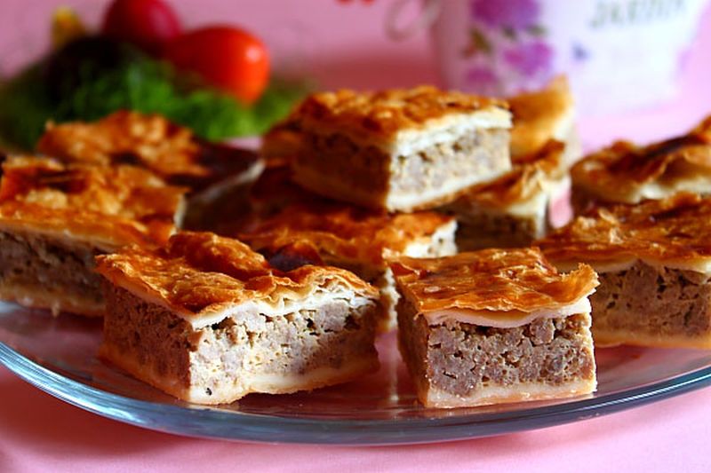 Plăcintă cu carne cu foi din comerț. Un preparat simplu ce nu necesită multe ingrediente