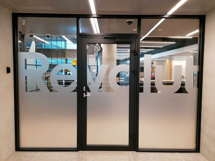 Revolut a obţinut o licenţă bancară în Marea Britanie! Compania valorează 40 de miliarde de dolari