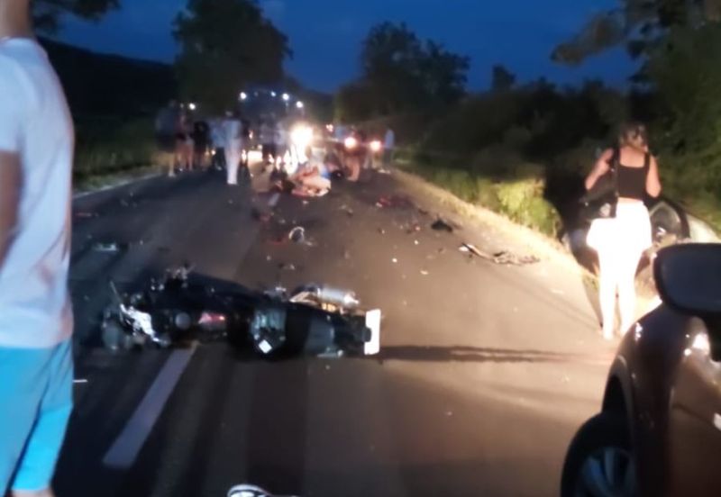 La un pas de tragedie! Două tinere aflate pe motocicletă au fost izbite în plin. O femeie la volanul unui autoturism ar fi pătruns pe contrasens – EXCLUSIV