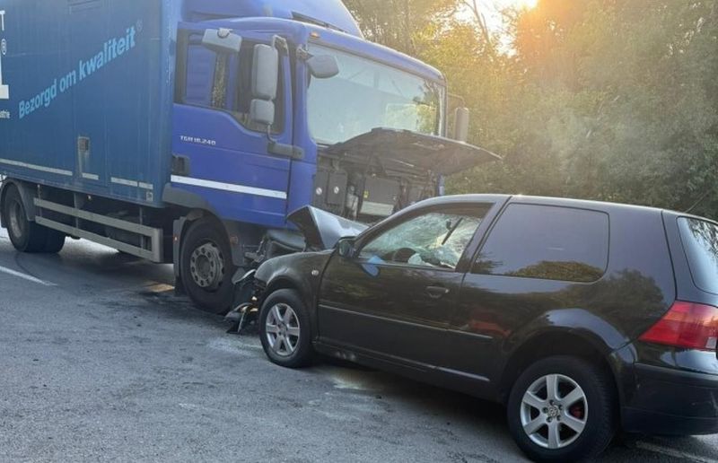 Accident rutier în zona Motel Bucium. Un autocamion și un autoturism au intrat în coliziune – UPDATE