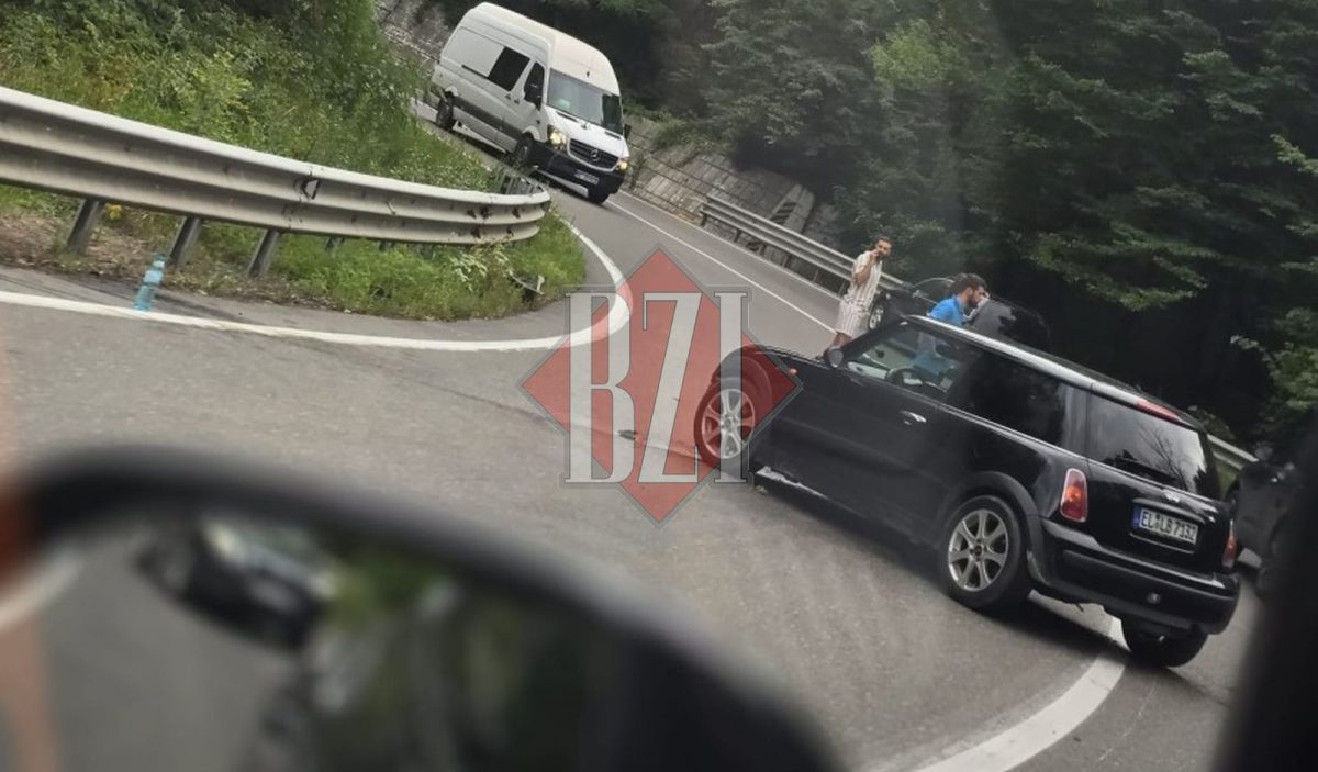Accident rutier în Bucium! Un șofer a pierdut controlul volanului și a intrat cu mașina într-un parapet
