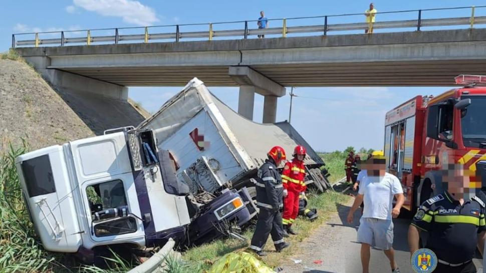 Accident grav pe Autostrada A1. Șapte oameni au fost spulberați de un TIR