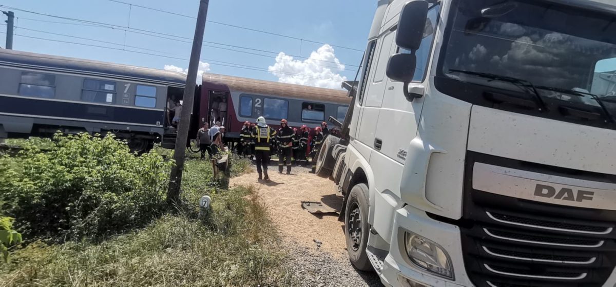 Accident feroviar la Iași. Un camion a fost lovit de tren
