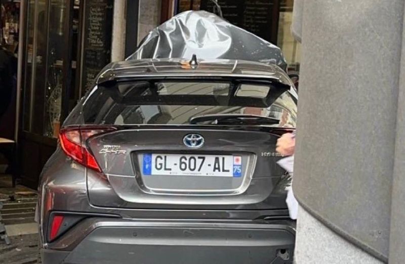 Un mort şi cel puţin şase răniţi la Paris, după ce o maşină a lovit mai multe persoane pe terasa unui bar