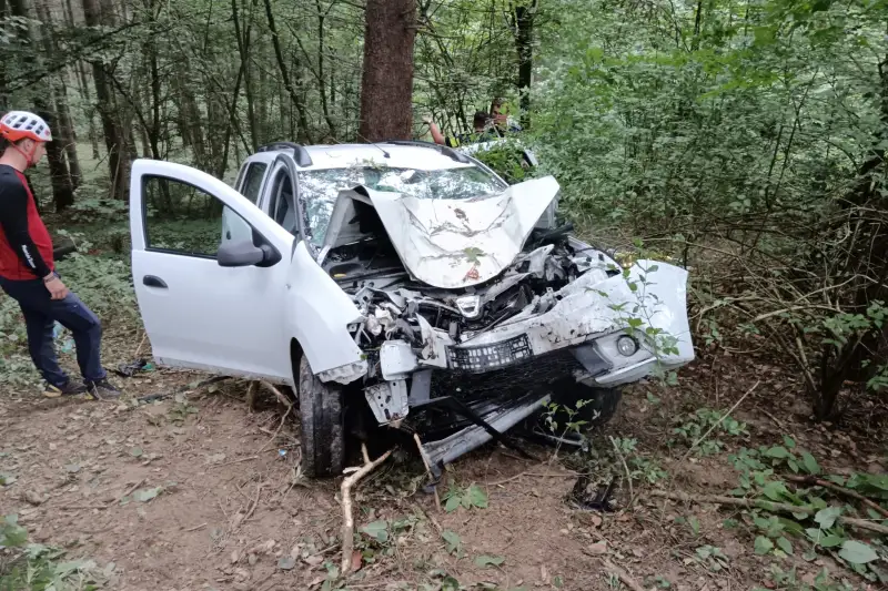 Accident în Harghita. O persoană a murit după ce un autoturism cu cinci oameni a căzut într-o prăpastie