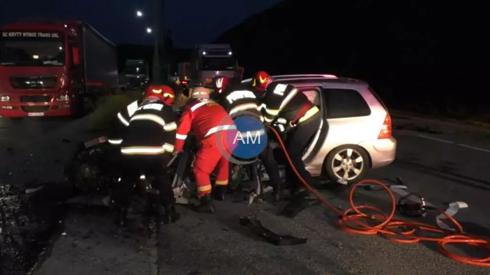 Accident auto grav în Mehedinți. Un șofer a murit după ce a intrat cu mașina într-un TIR |