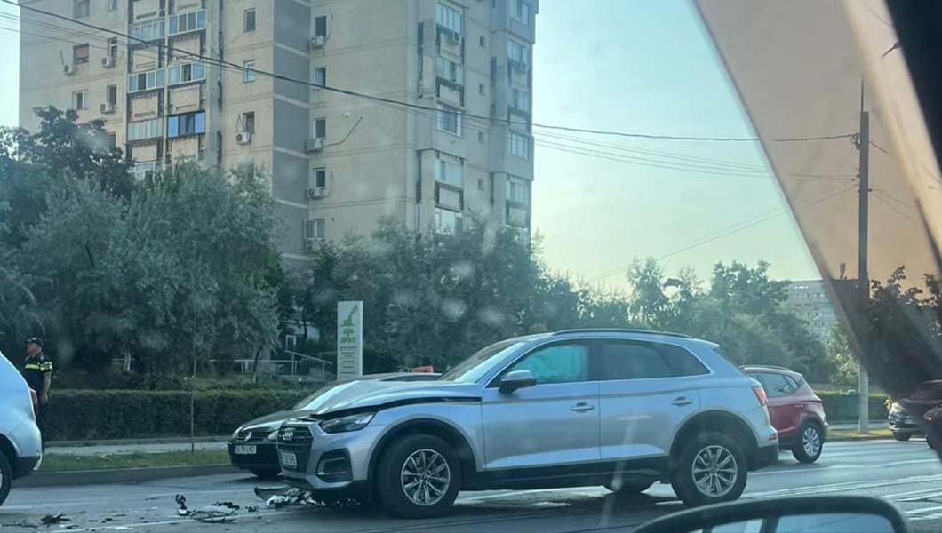 Accident rutier pe bulevardul Nicolae Iorga. Două autoturisme au intrat în coliziune
