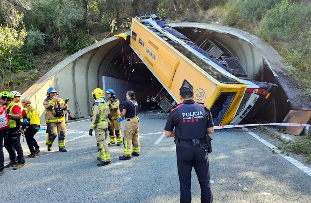 Accident rutier grav în Spania! Un autocar cu muncitori s-a răsturnat la intrarea într-un tunel