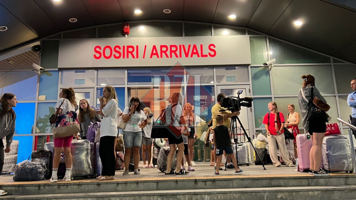 După aproape 40 de ore de așteptare, fără apă și mâncare, cei peste 150 de pasageri din Egipt au ajuns la Iași – UPDATE