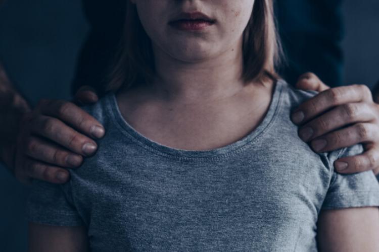 A fost aprobat primul voucher pentru o victimă a unei infracțiuni sexuale. Pot beneficia de până la 18.500 lei