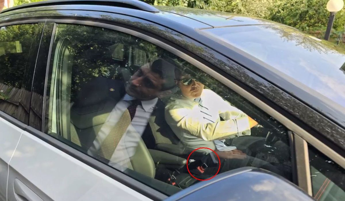 Deputatul Alexandru Muraru încalcă Codul Rutier fără nicio reținere. Are un dispozitiv care ține loc de centură de siguranță – FOTO