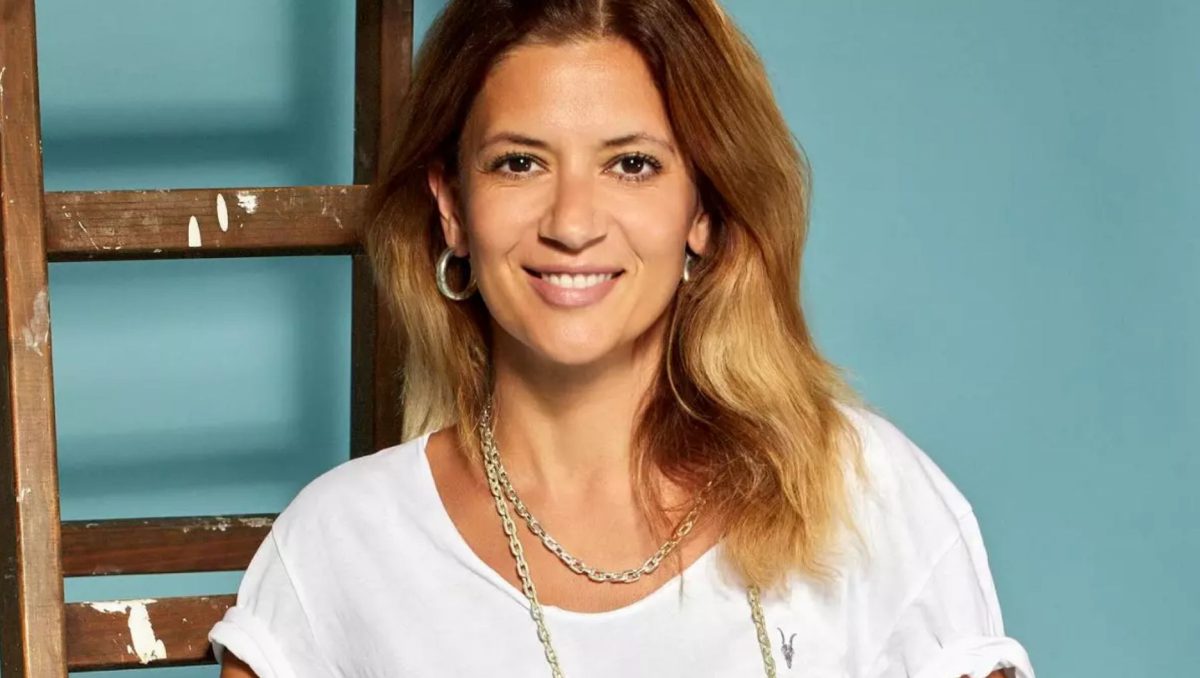 Amalia Enache locuiește cu fiica ei într-o mansardă cochetă. Cum este decorat apartamentul