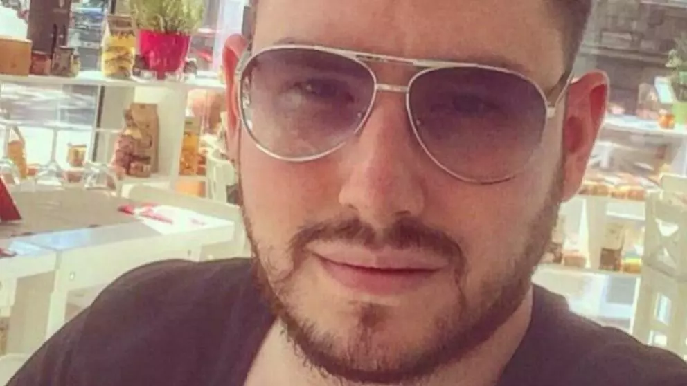 Un cunoscut influencer a fost găsit mort în propria casă. Agentul de pază de la complexul rezidențial unde locuia, alertat de mirosul persistent