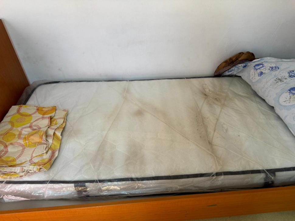 Un nou azil al groazei a fost descoperit în județul Neamț. Oamenii sunt ținuți în condiții inumane