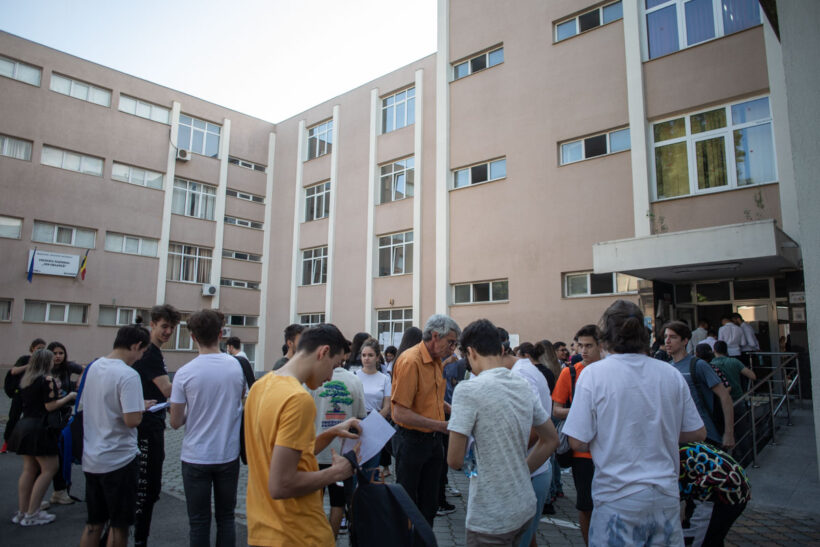 Absolvenții de liceu susțin proba obligatorie a profilului: Matematică sau Istorie. Iată ce subiecte au picat la BAC