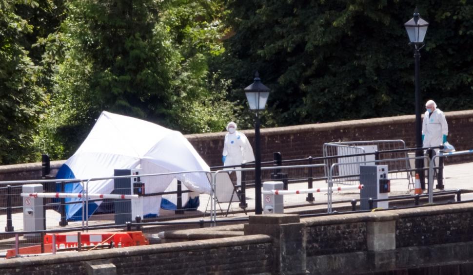 Bărbatul care a lăsat două valize cu rămășițe umane pe un pod din Bristol a fost prins de polițiști