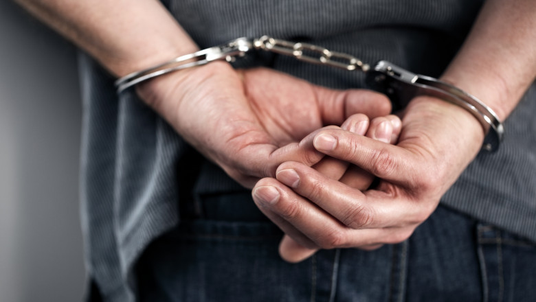 Un bărbat căutat de autorităţile americane pentru fraudă bancară şi furt calificat de identitate a fost prins în Bucureşti
