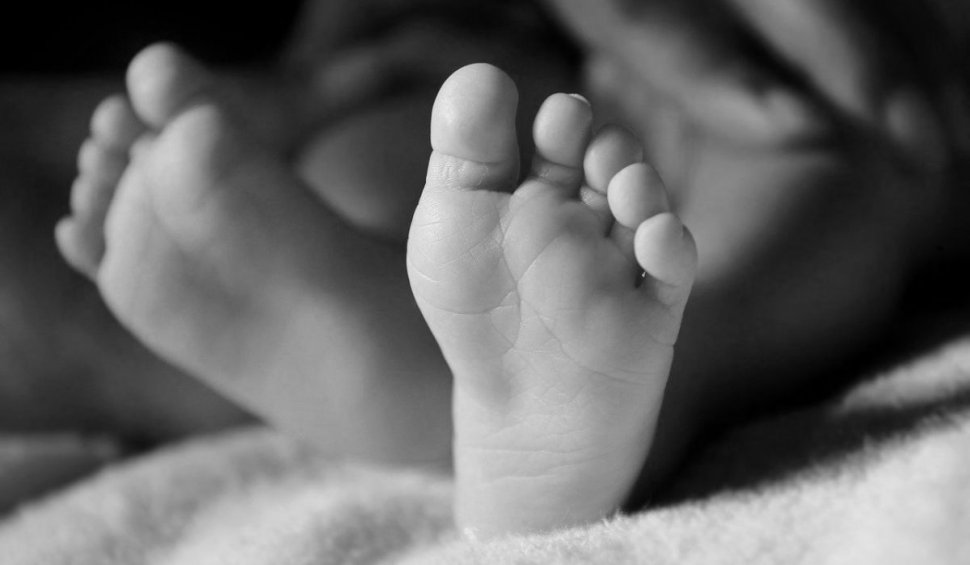 Un bebeluș de 3 luni a fost bătut de tată în timp ce se afla în brațele mamei. Care a fost motivul