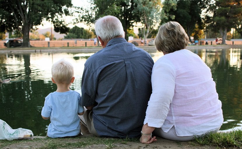 Bunicii pot beneficia de concediu parental plătit. Iată unde se aplică legea