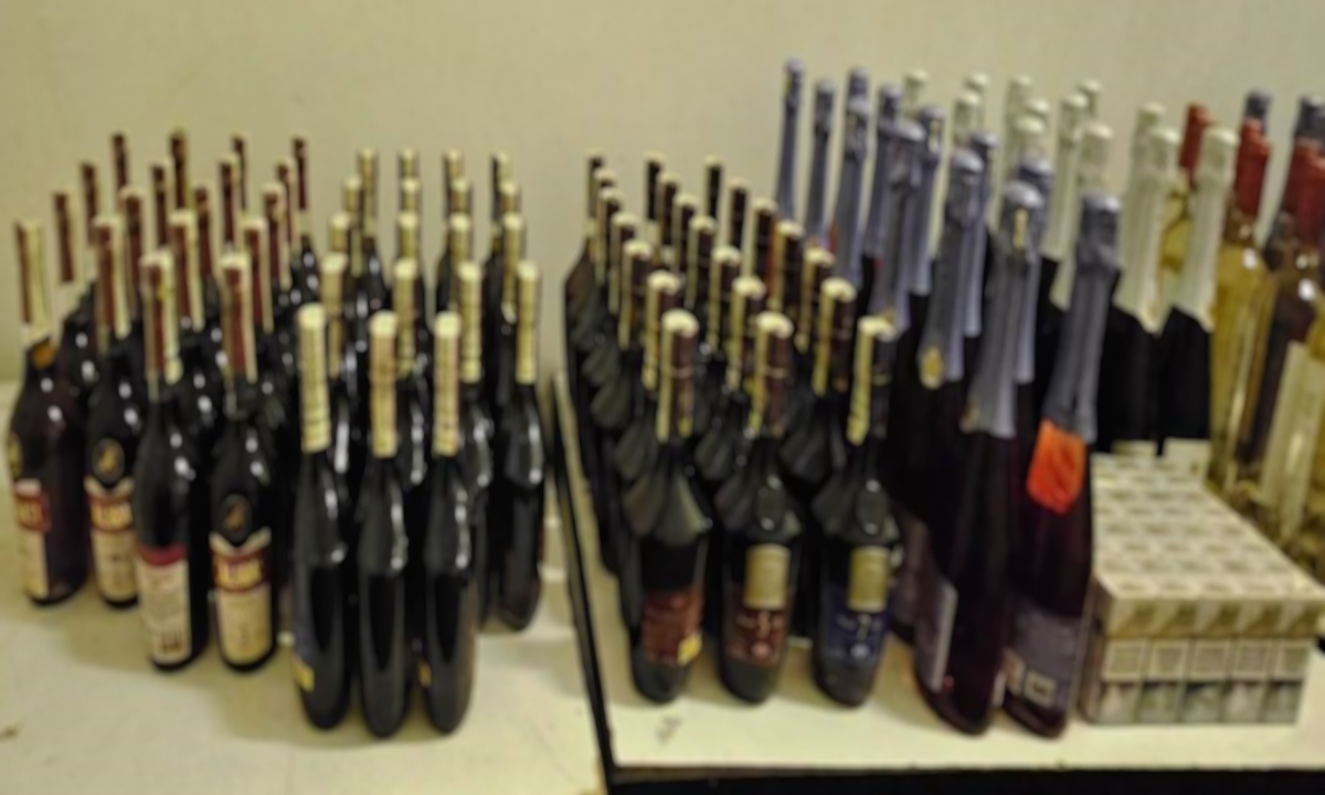 Sute de sticle cu alcool și țigări, găsite de polițiștii de frontieră în podeaua unui autocar