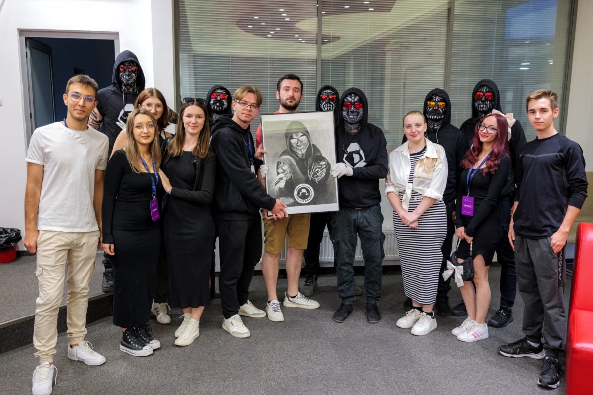 Un student al TUIASI a realizat un portret în creion și cărbune al Carla’s Dreams. Artistul s-a declarat impresionat. „Am primit un cadou care demonstrează ca designul e artă”